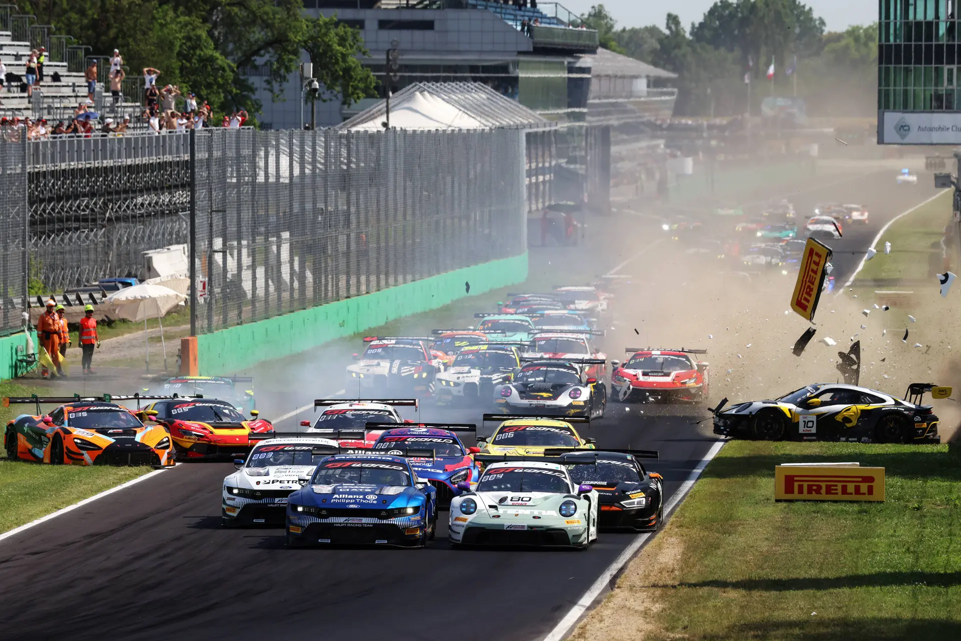 start-crash-gt-world-monza