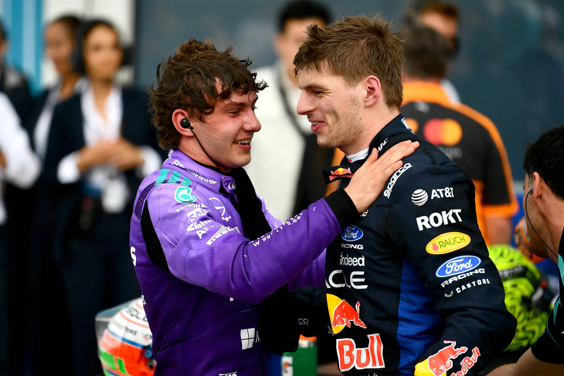 kimi-antonelli-max-verstappen-lachen-om-elkaar