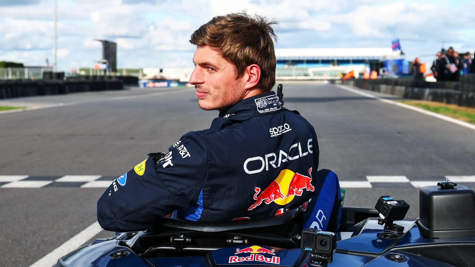 max-verstappen-vs-100-kart (1)