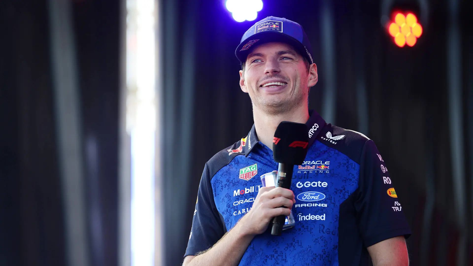 max-verstappen-lacht-microfoon
