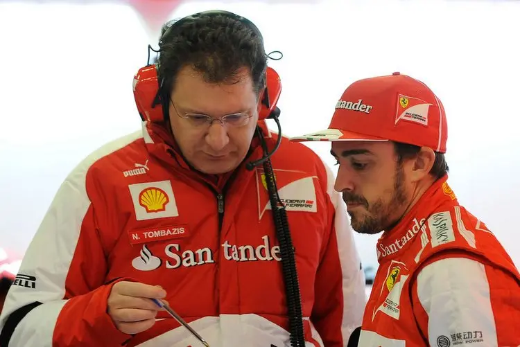 20429 nikolas tombazis habla con fernando alonso en el garaje de ferrari