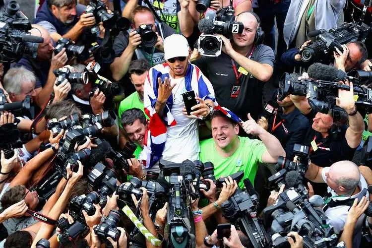 45d1110f00000578 5030863 photographers and cameramen swarm around lewis hamilton who is h a 34 1509357119811