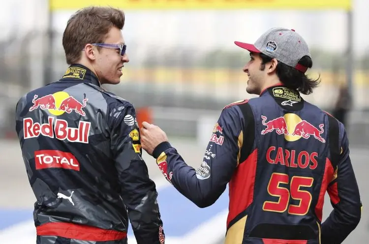 daniil kvyat carlos sainz laf1 0