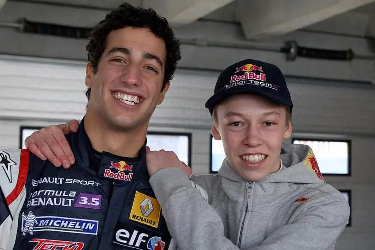 daniil kvyat ricciardo 2011