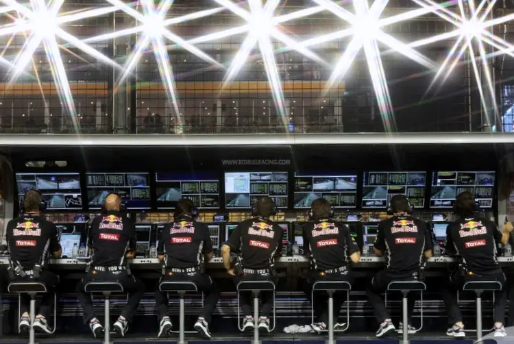 f1 pit gantry
