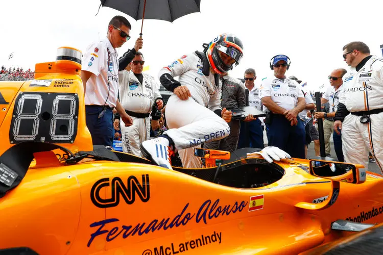 fernando alonso entra coche indycar