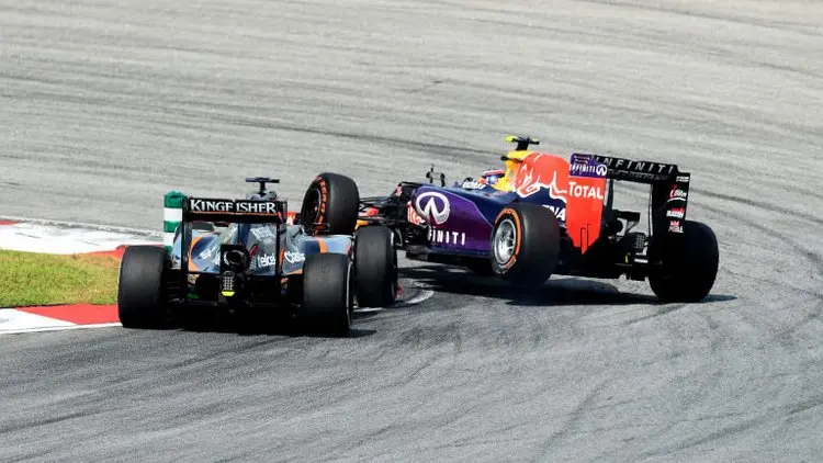 formula 1 grand prix malaysia action nico hulkenberg force india daniil kvyat 3283581