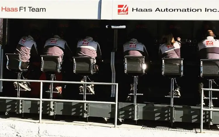 haas f1 team gantry