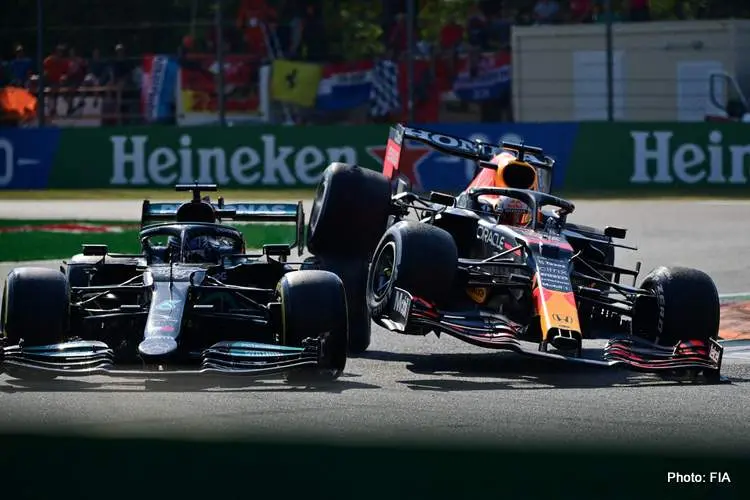 hamilton verstappen crash 2021 italian grand prix monza collide collision accident 001