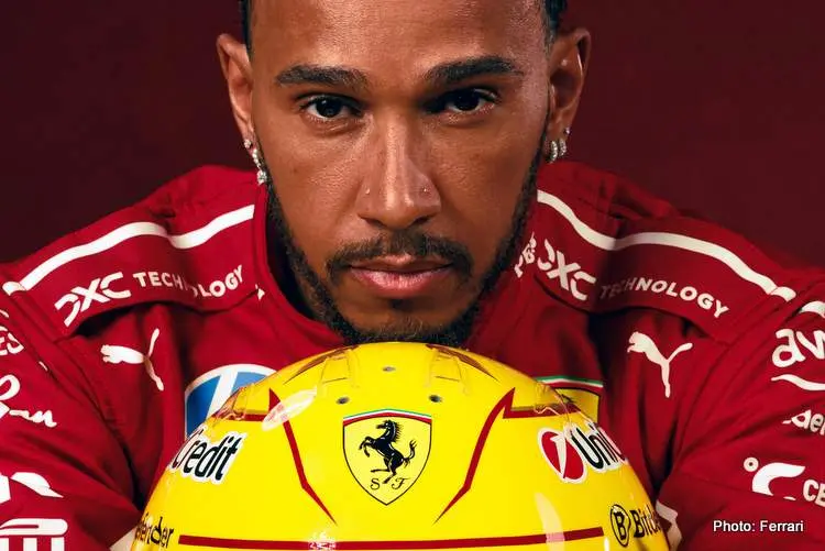 lewis hamilton 2025 red background 05 b0cfecf4 58ee 4c1d 942c 4692b688c763