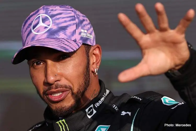 lewis hamilton 214 2400x1350