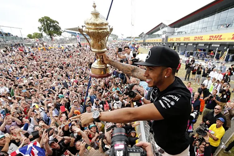 lewis hamilton fans silverstone win