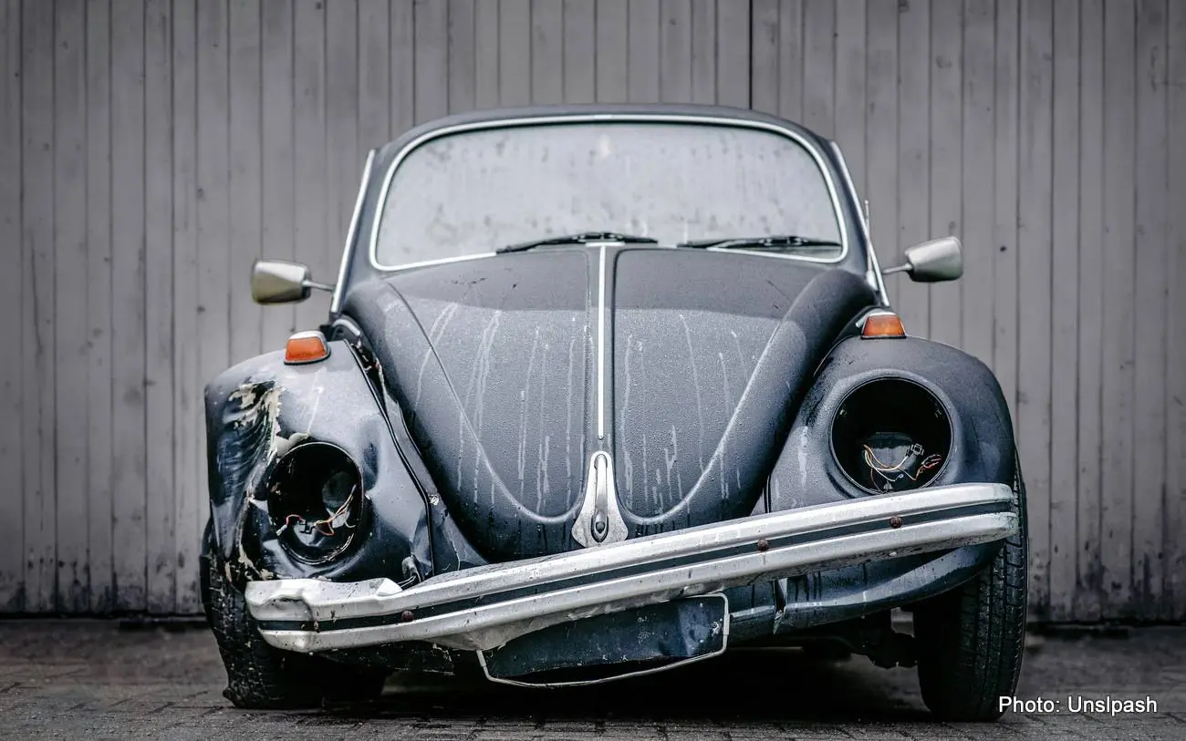 roonz-nl-3KBi4PUuRbc-unsplash car wreck volkswagen