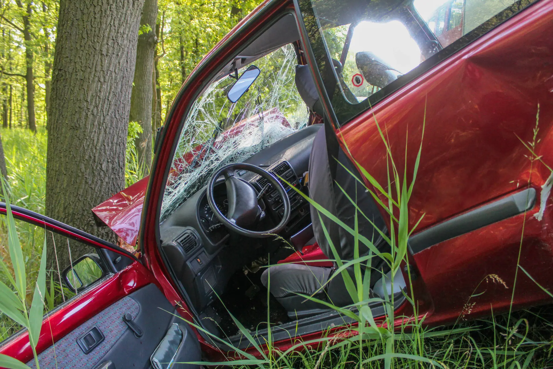 Car_collision_with_tree