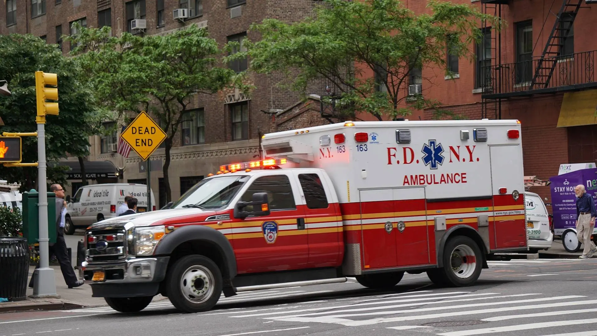 ambulance-1423505_1920