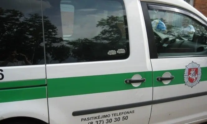 Policijos automobilis ir lipdukai, skelbiantys, jog šie pareigūnai neima kyšių