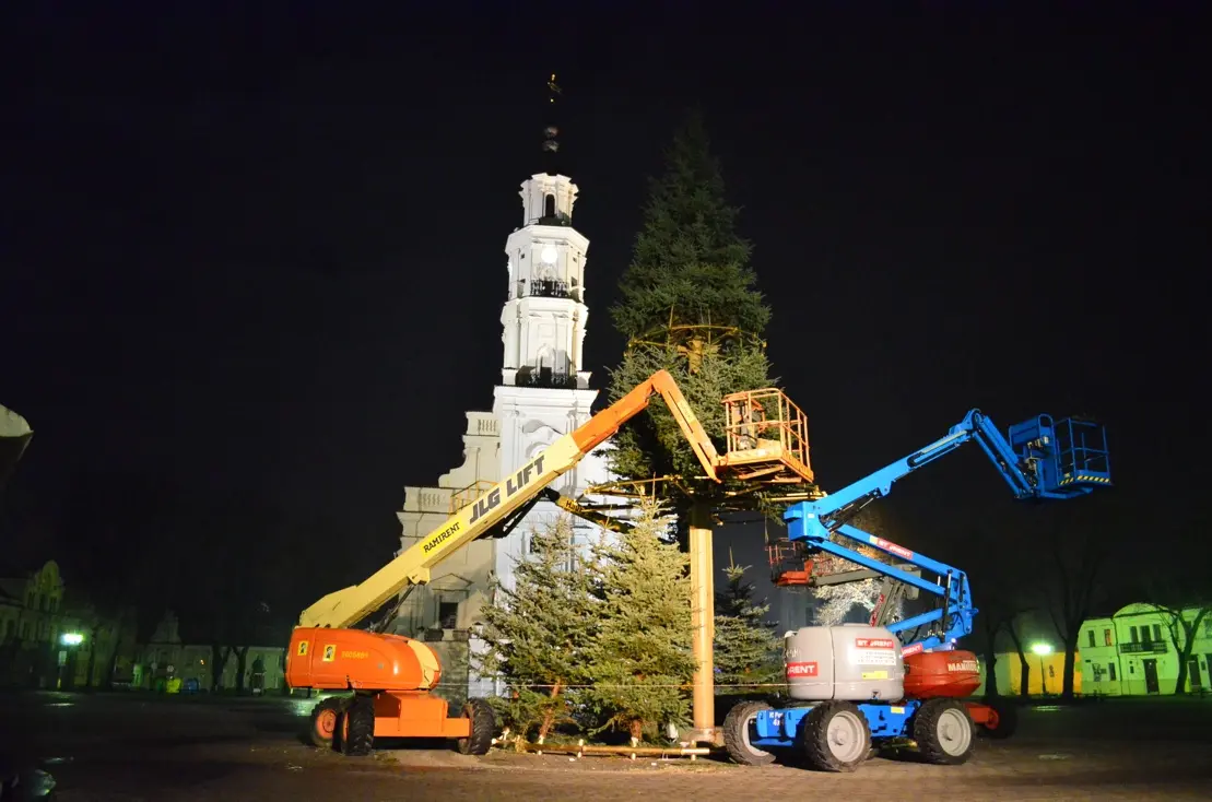 Rotušės aikštės eglutė jau statoma