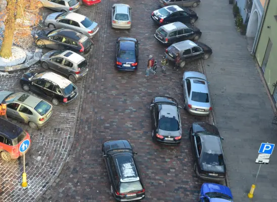 Automobilių statymas Rotušės aikštėje