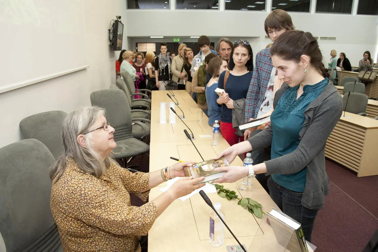 Po B. Galdikas paskaitos nusidriekė norinčiųjų autografo eilė
