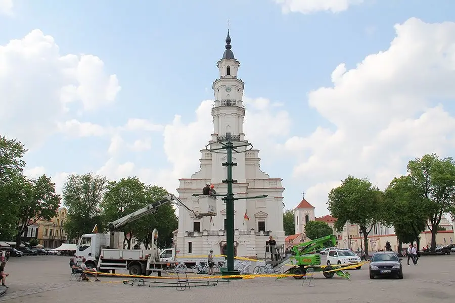 Rotušės aikštėje statomas dviračių medis 01