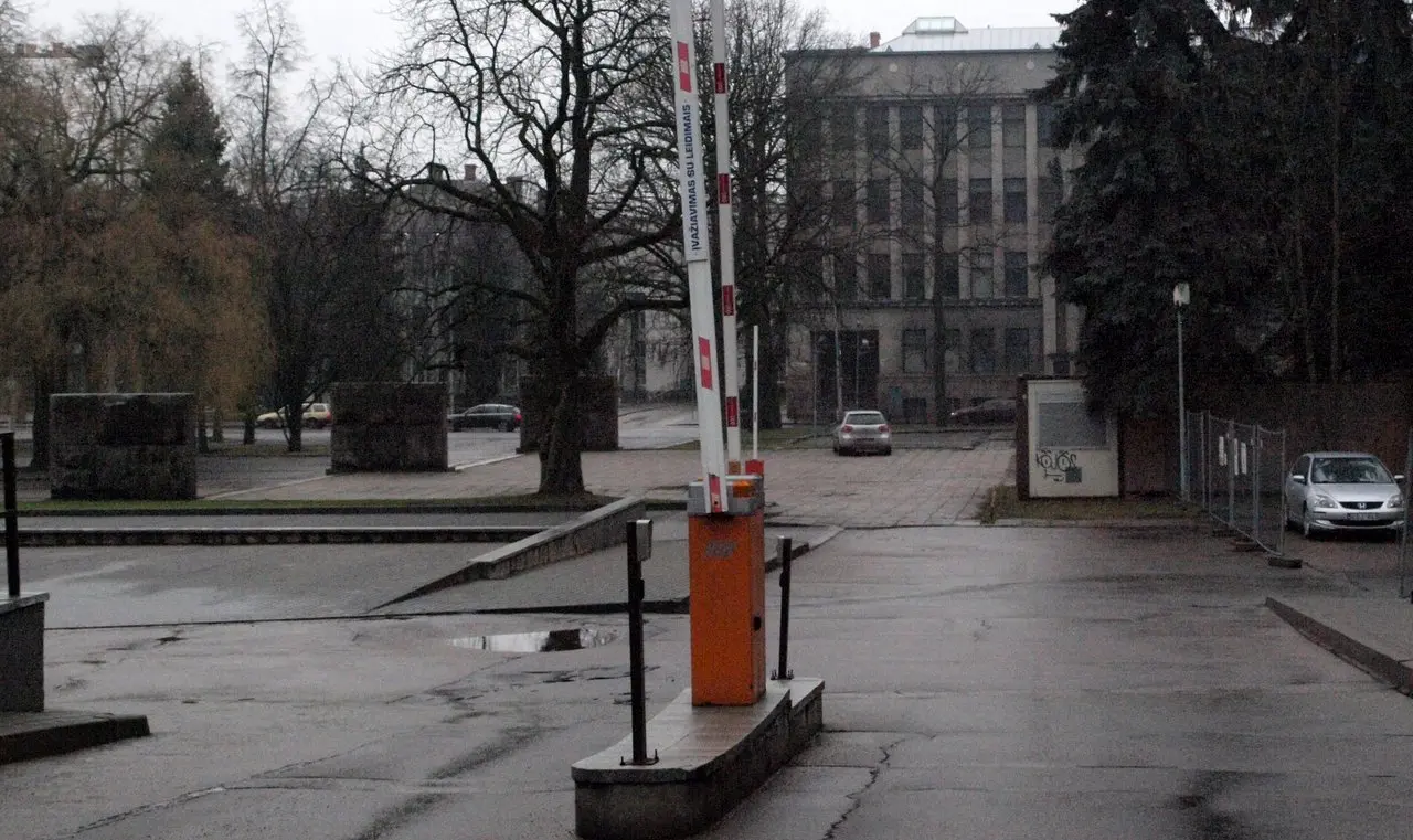 Nors ženklai teigia, kad stovėjimas mokamas, įrengti kelio atitvarai darbo dienomis būna nuleisti