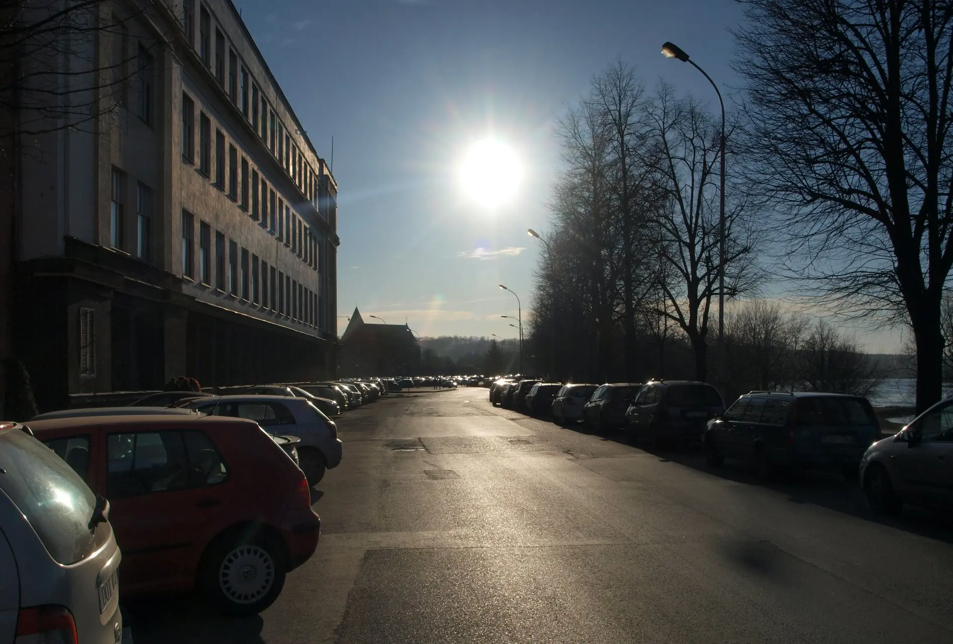 Saulėta pavasariška sekmadienio popietė Santakos parke