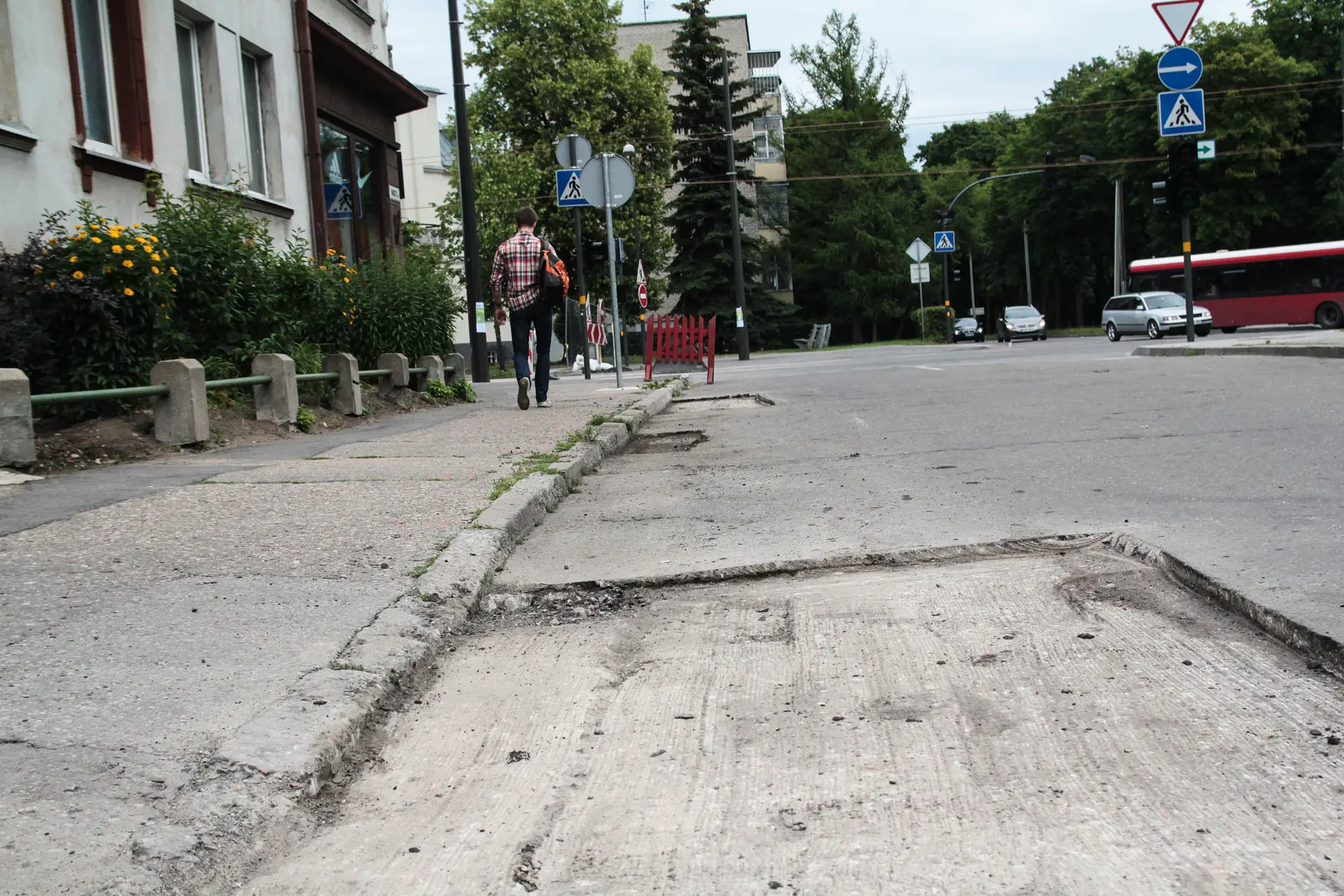 Bus tvarkomos daugiabučių kiemų įvažos