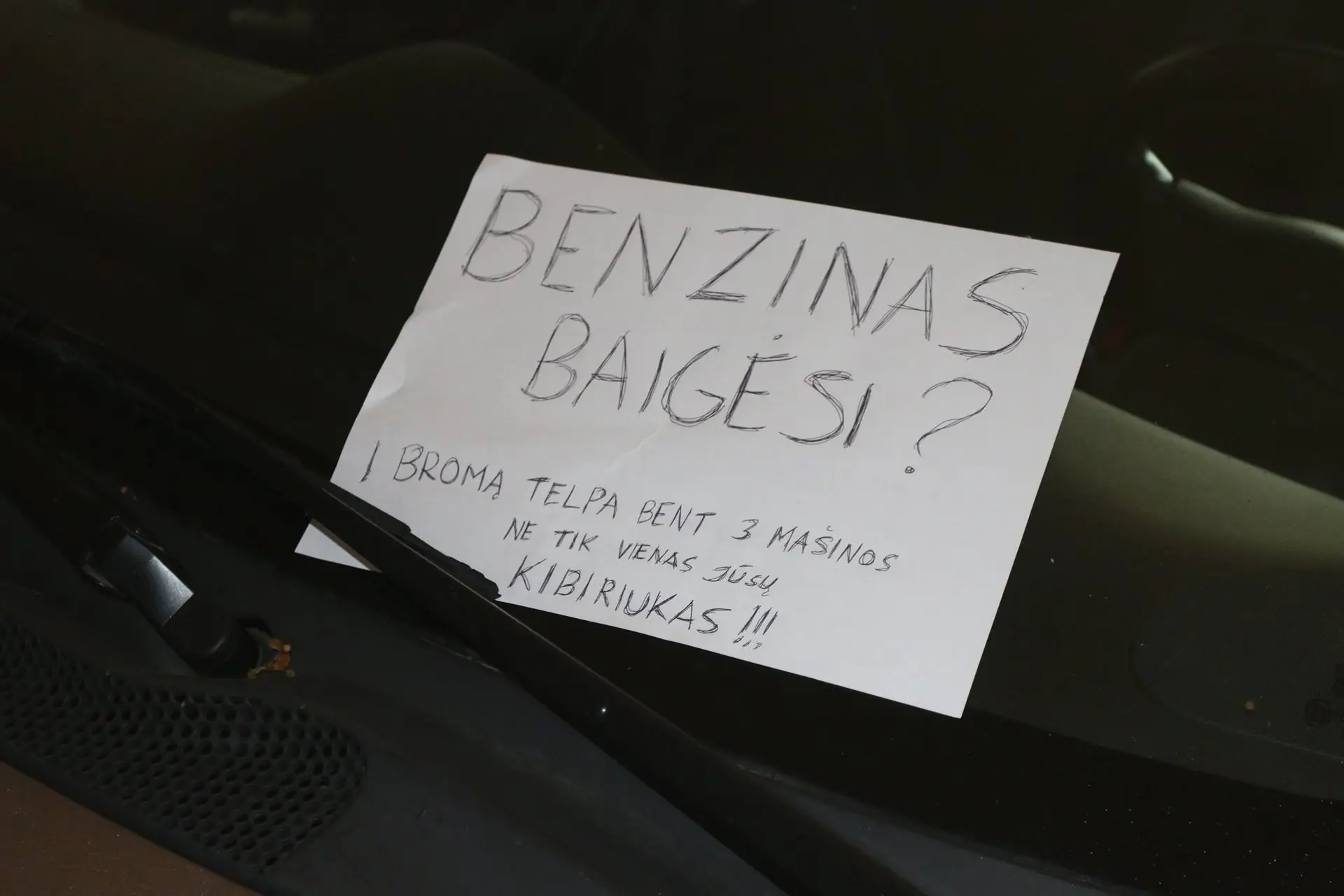 Kaimynas užstatė įvažiavimą
