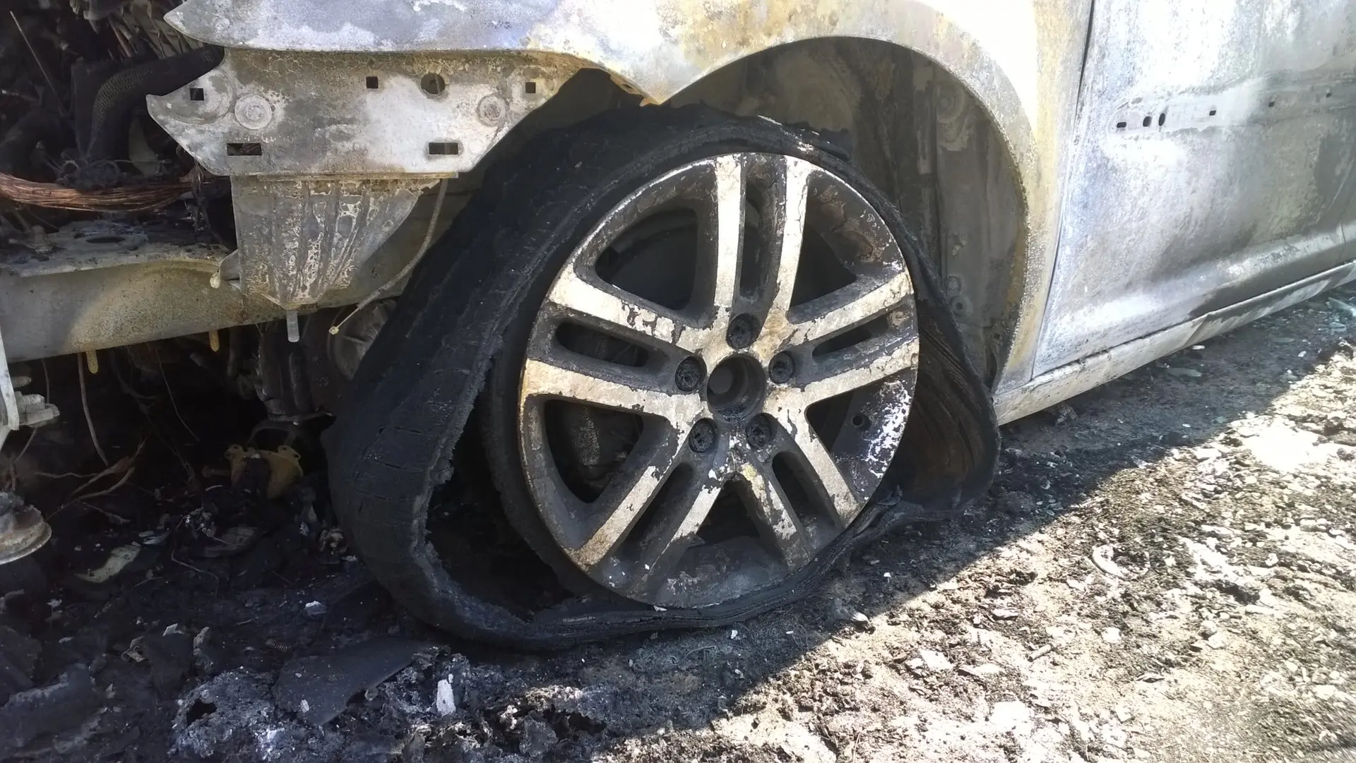 Visiškai sudegęs automobilis