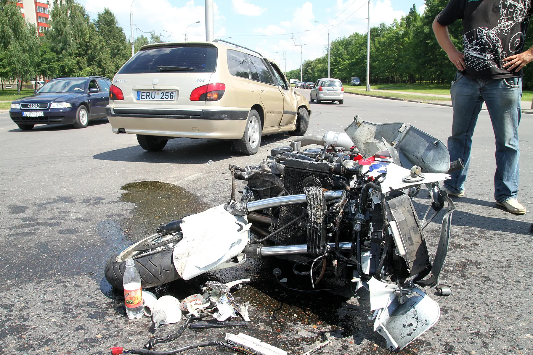 Motociklas rėžėsi į automobilį