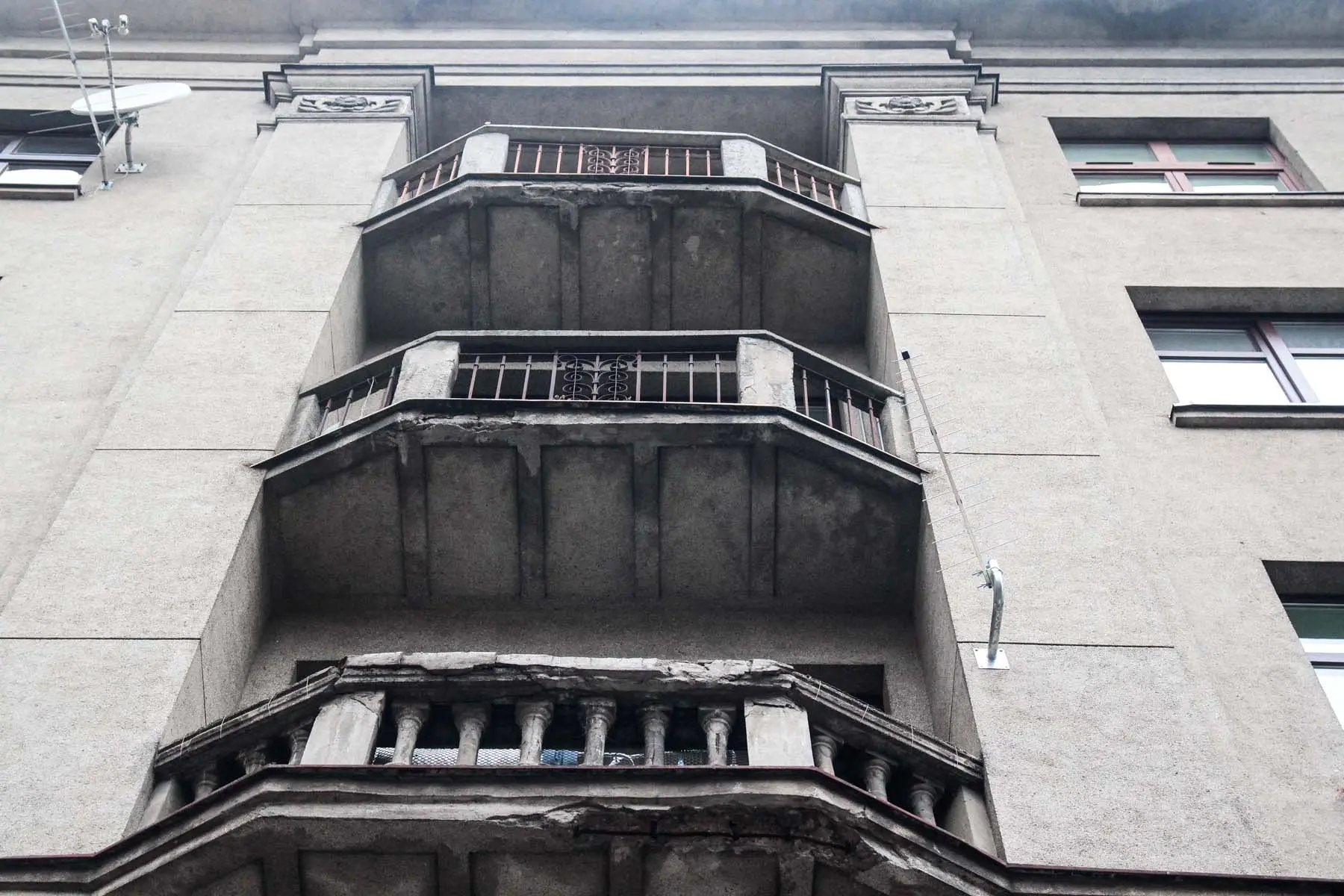 Miesto centre griūna daugiabučių balkonai