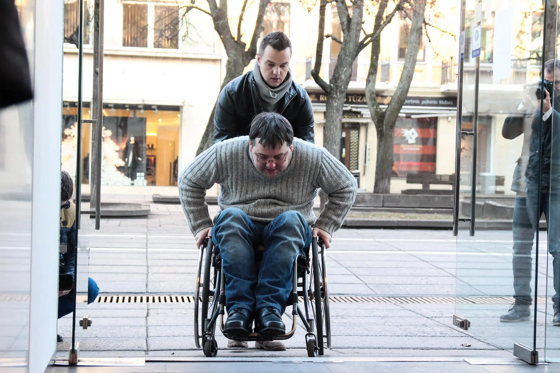 Po Laisvės alėjos rekonstrukcijos neįgalieji lieka už durų