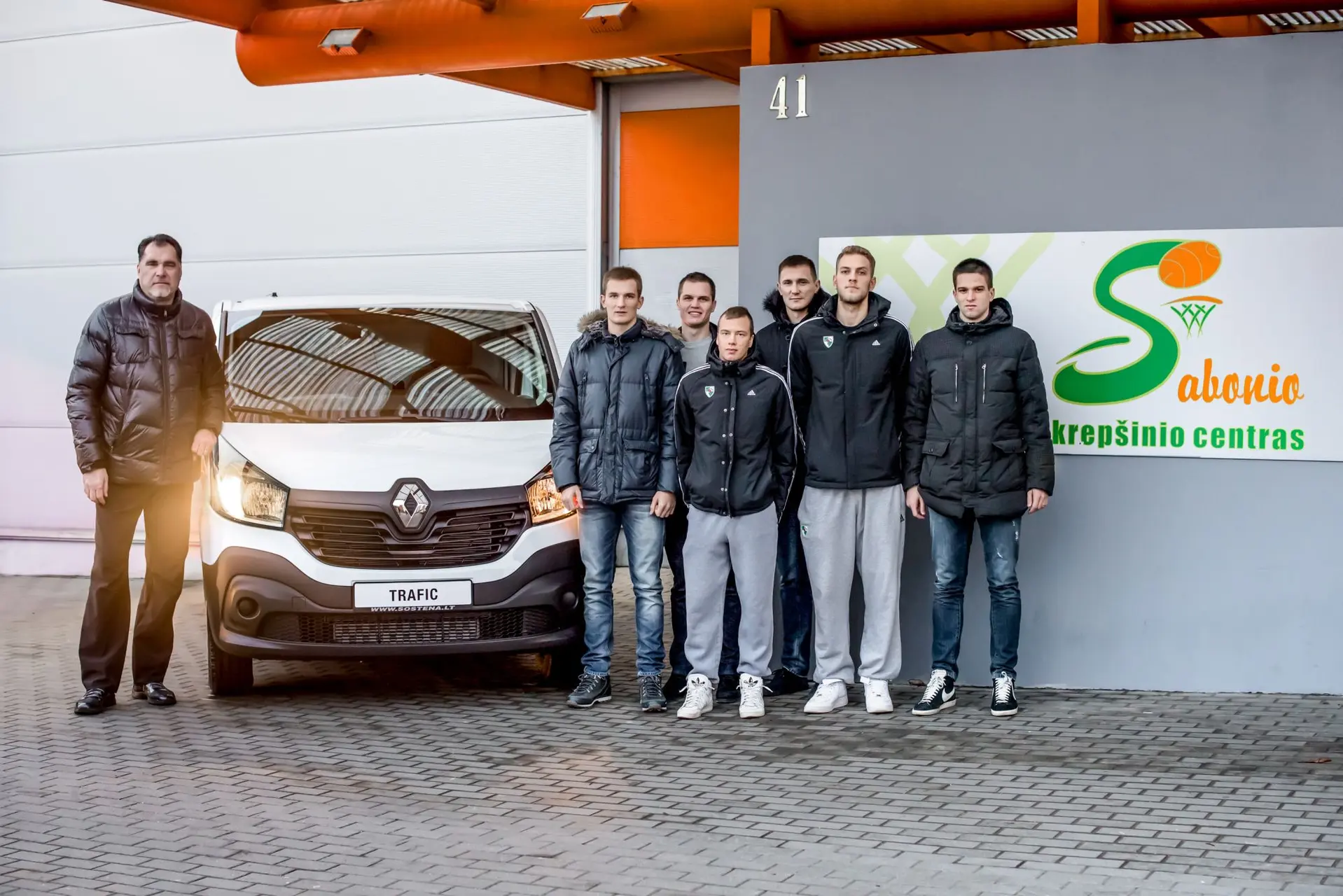 A.Sabonis džiaugiasi padovanotu automobiliu su jaunaisiais sportininkais