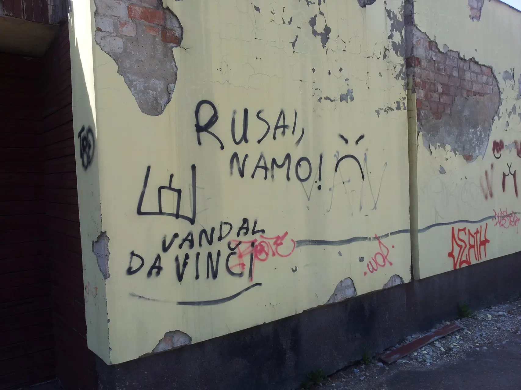 Nesantaiką kurstantys užrašai