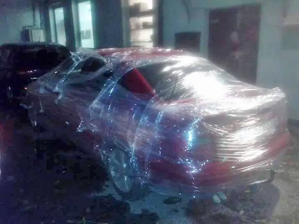 Įvyniotas automobilis