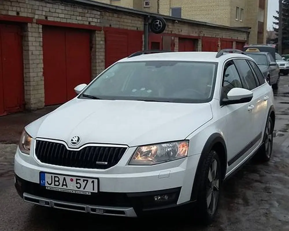 Nežymėtas policijos automobilis