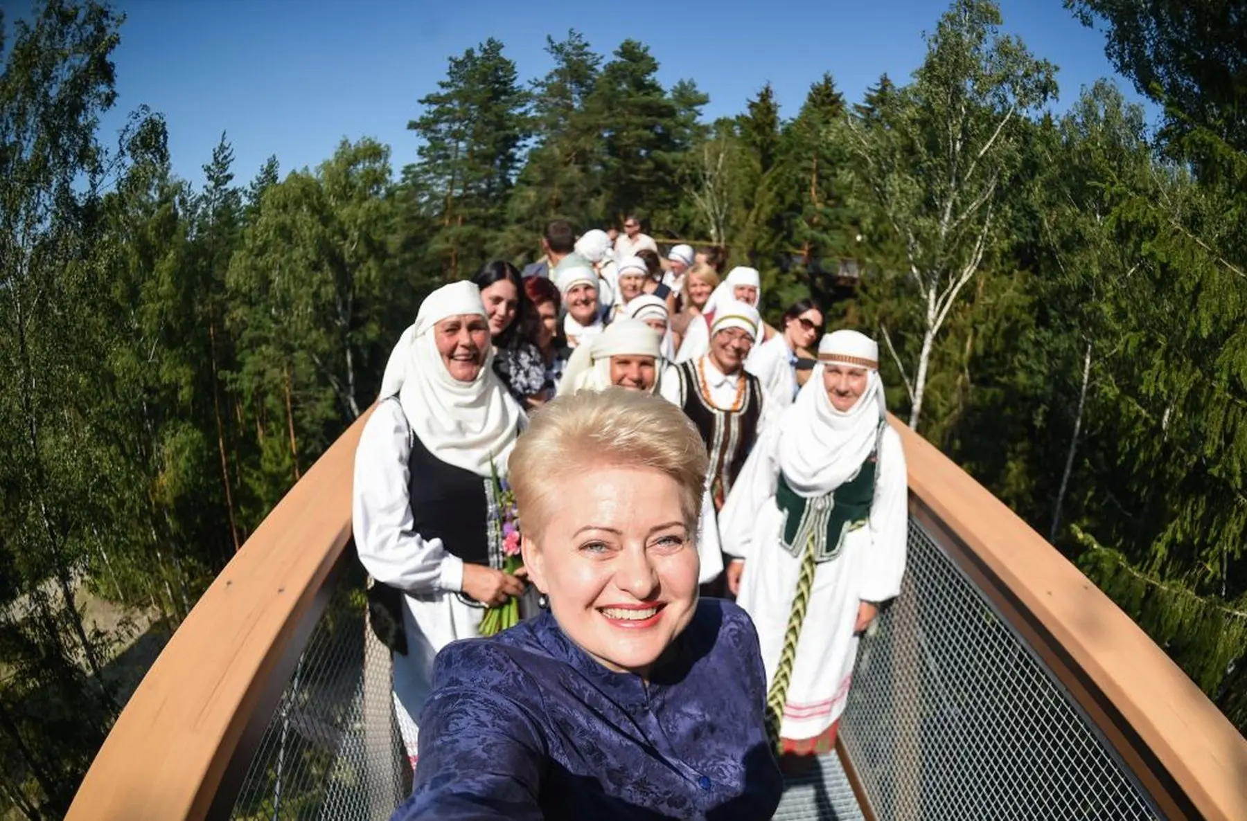 Prezidentė Anykščiuose atidaro medžių lajų taką