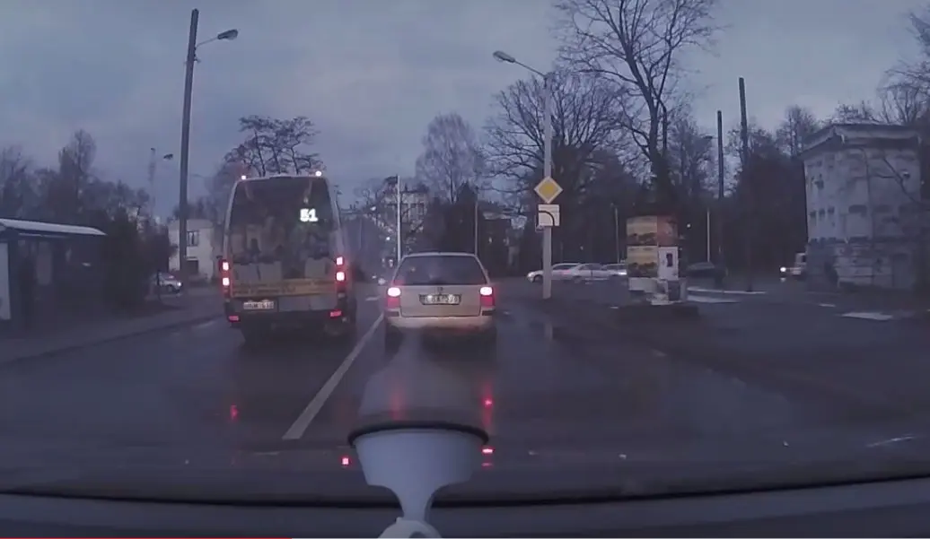 Mikroautobuso vairuotojas pažeidžia KET