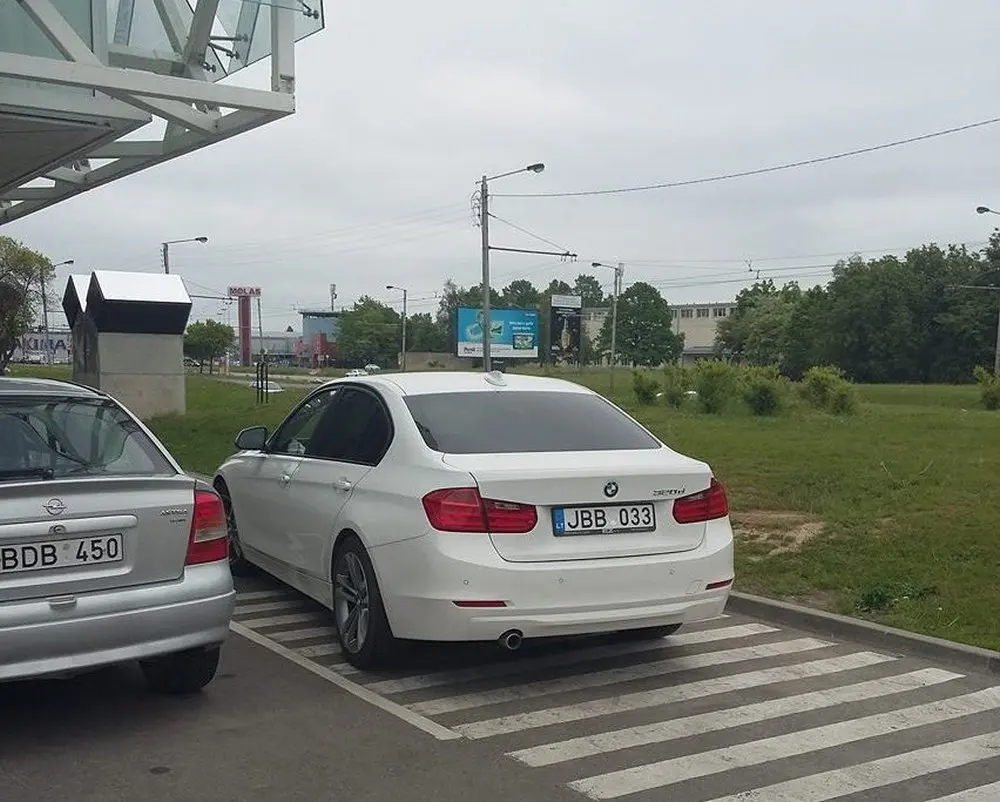 Netvarkingai stovintys automobiliai