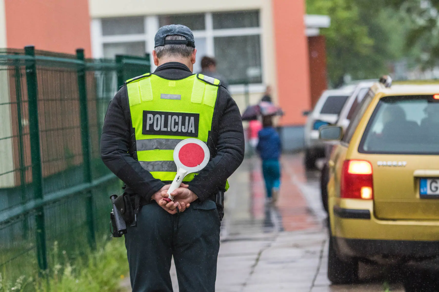 Policijos reidas prie vaikų darželių