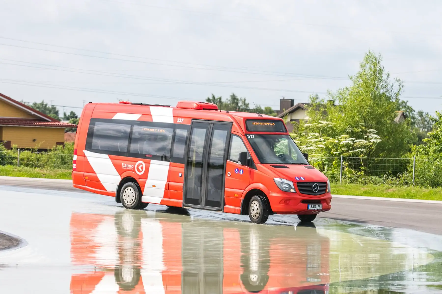 Autobusai važiuoja slidžios dangos trasa