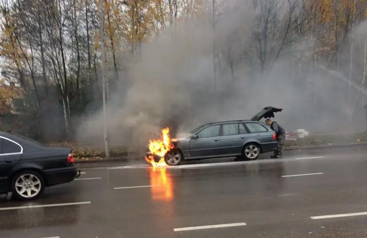 Užsidegė BMW