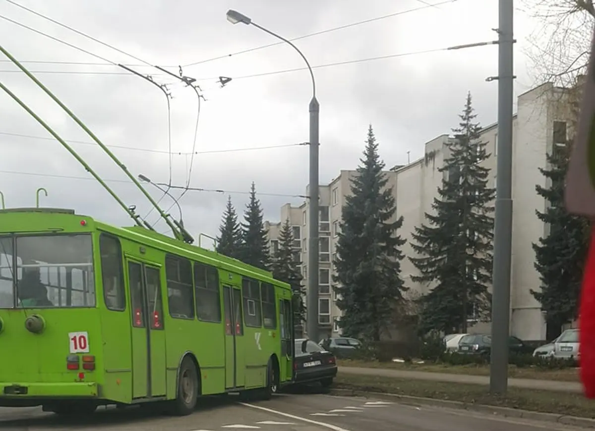 Troleibuso ir BMW susidūrimas