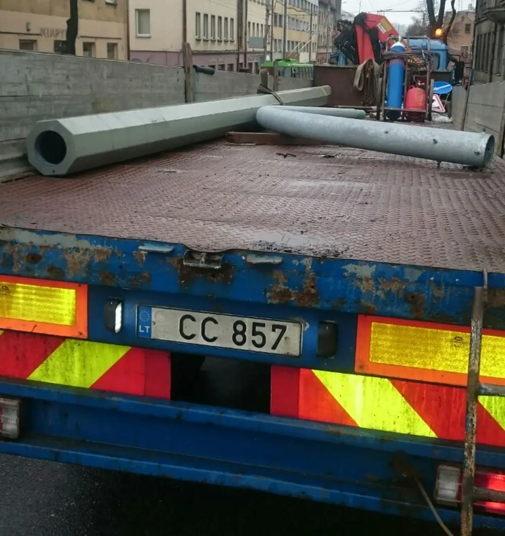 Po avarijos pašalintas kontaktinio tinklo stulpas