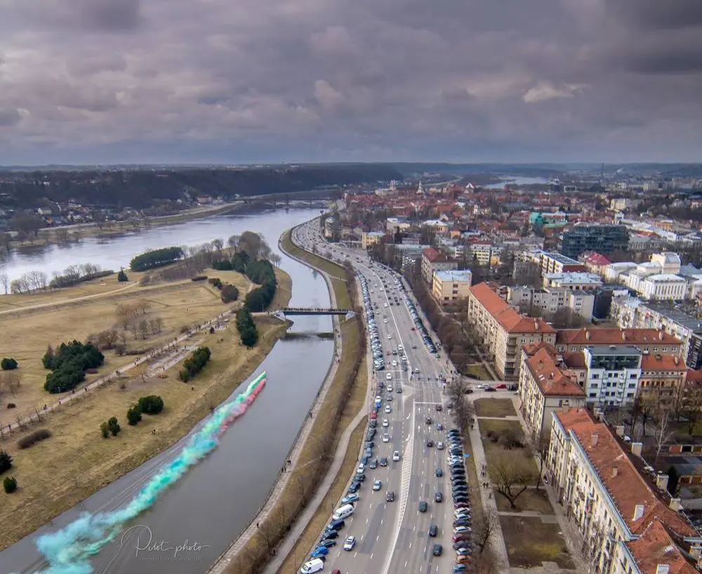 Lietuvos trispalvė iš spalvotų dūmų