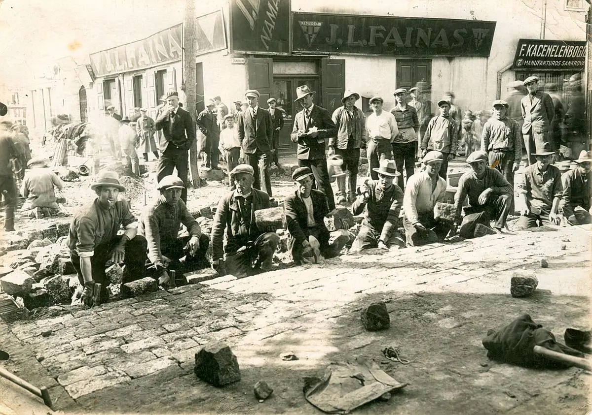 Nežinomas autorius. Vilniaus gatvėje vyksta grindinio klojimo darbai. Kaunas
