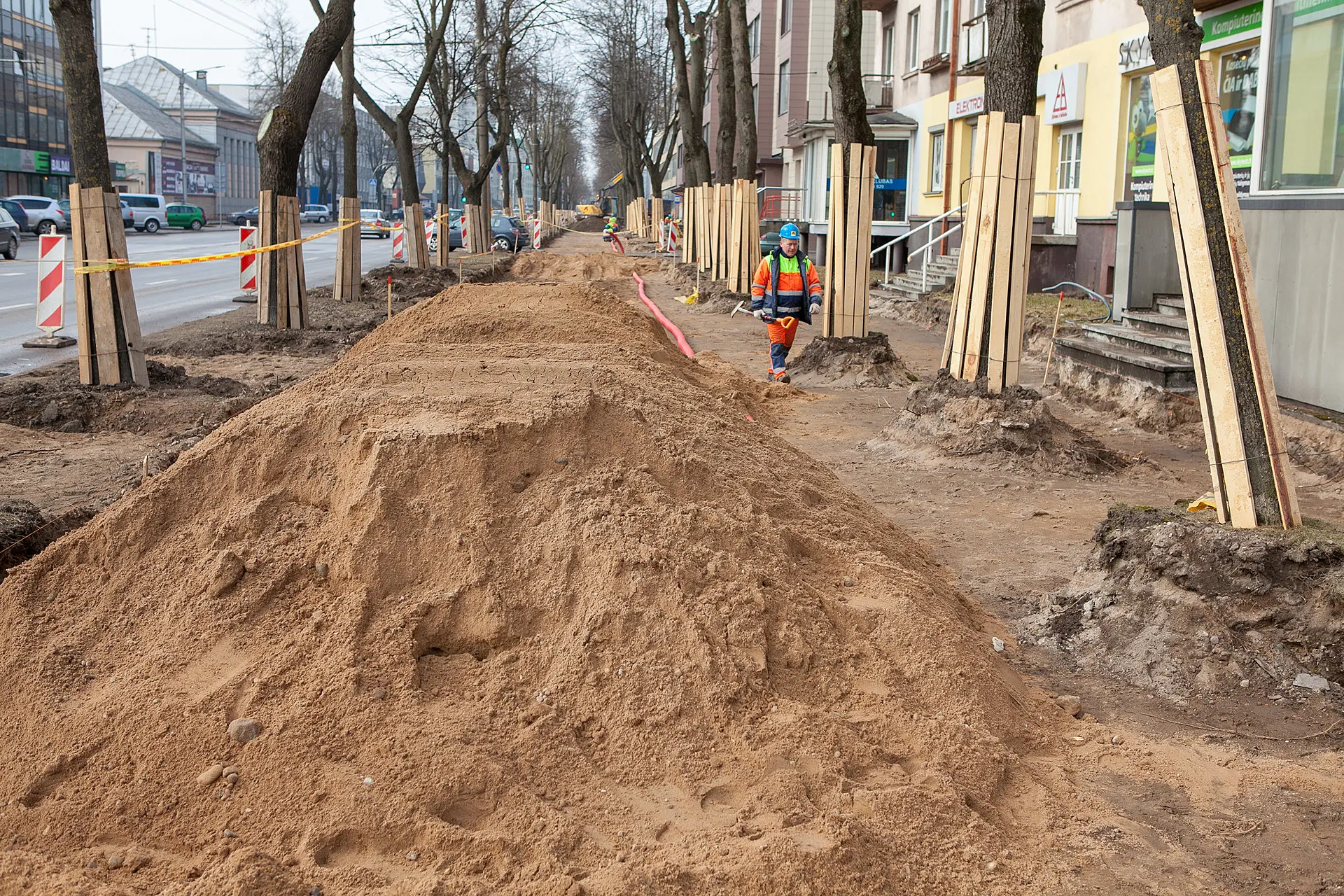 Tvarkomi Savanorių prospekto šaligatviai