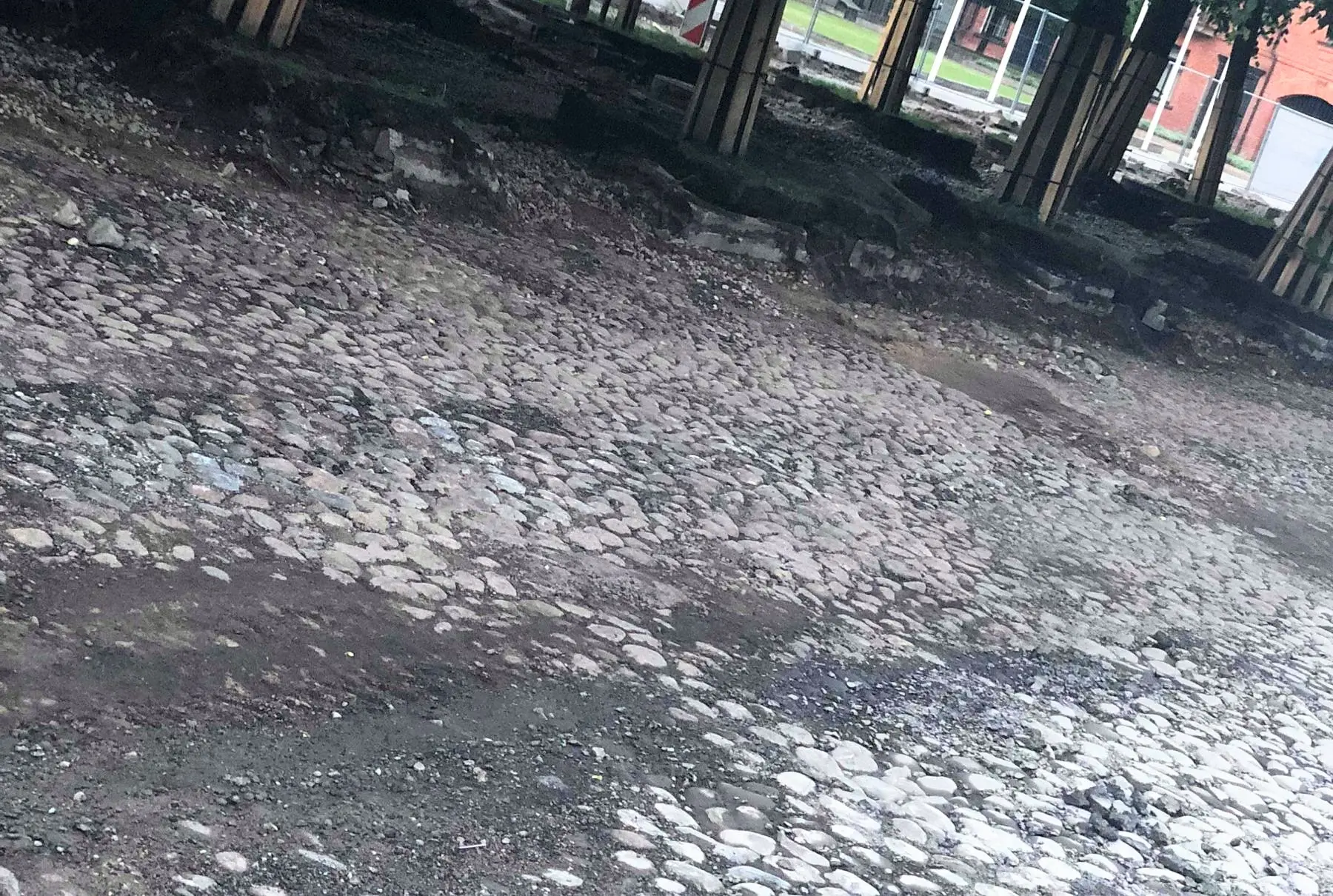 Laisvės alėjoje atkastas grindinys