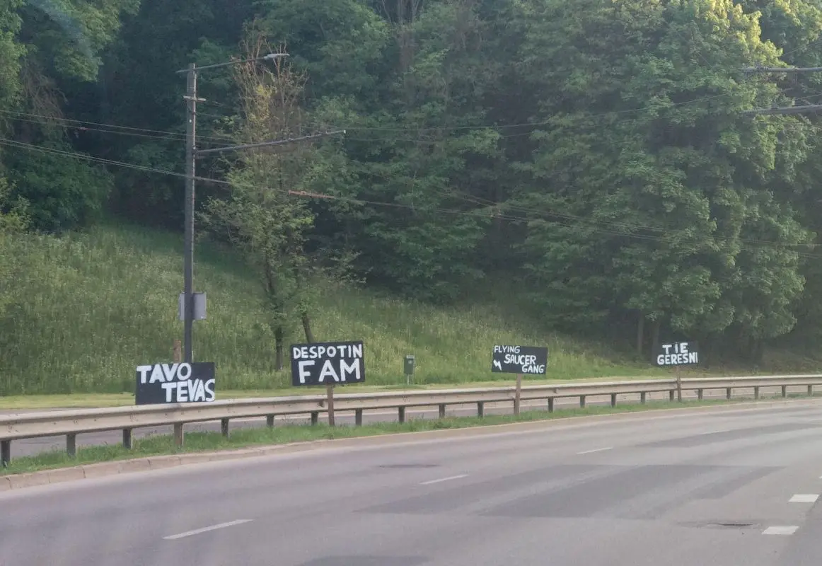 Keisti ženklai Kauno gatvėse