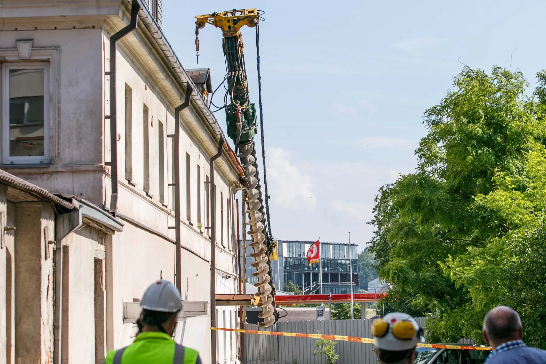 Ant namo užgriuvo statybinis įrenginys